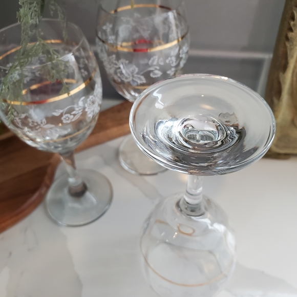 3 Vintage Pasabahce Wine Glasses Swirl with White Embossed Flowers and Gold Ring - Picture 4 of 7